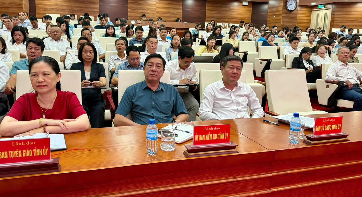 Các đại biểu dự hội nghị.