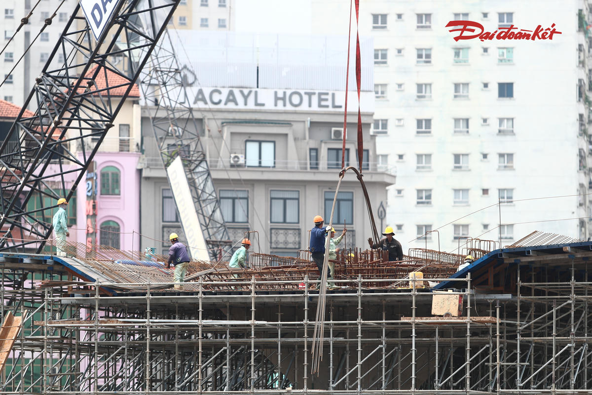 Công nhân đang tiến hành thi công cốt thép, chuẩn bị cho công tác đúc dầm.