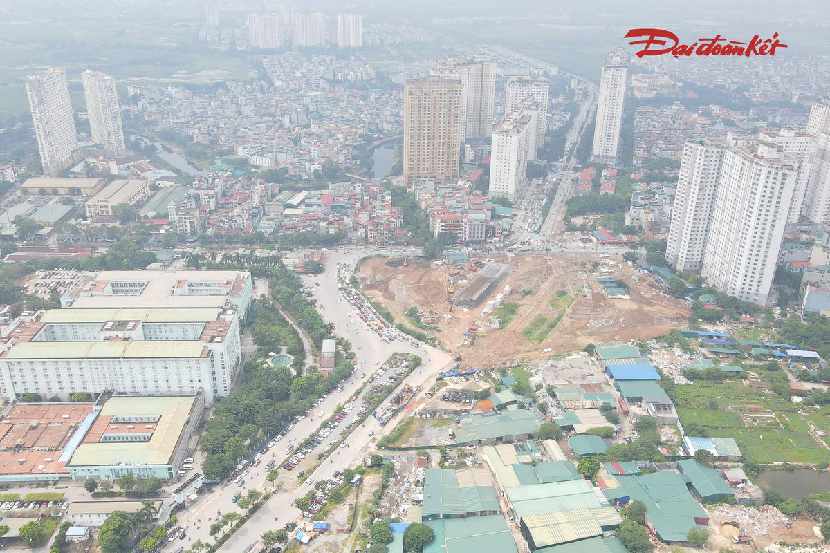 Sau nhiều năm đình trệ do vướng mắc giải phóng mặt bằng, dự án nút giao Phạm Tu - đường 70 đang được đẩy nhanh thi công. Hàng loạt trụ cầu đã mọc lên, nhà thầu đang hoàn thiện các hạng mục để chuẩn bị đúc dầm cầu vượt.
