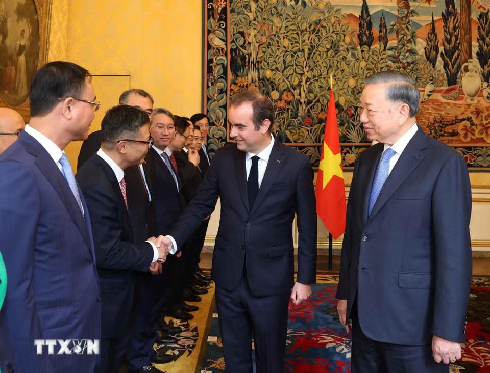 Tổng Bí thư, Chủ tịch nước Tô Lâm giới thiệu thành viên đoàn cấp cao Việt Nam với Thủ tướng Pháp Sébastien Lecornu. (Ảnh: Thống Nhất/TTXVN)
