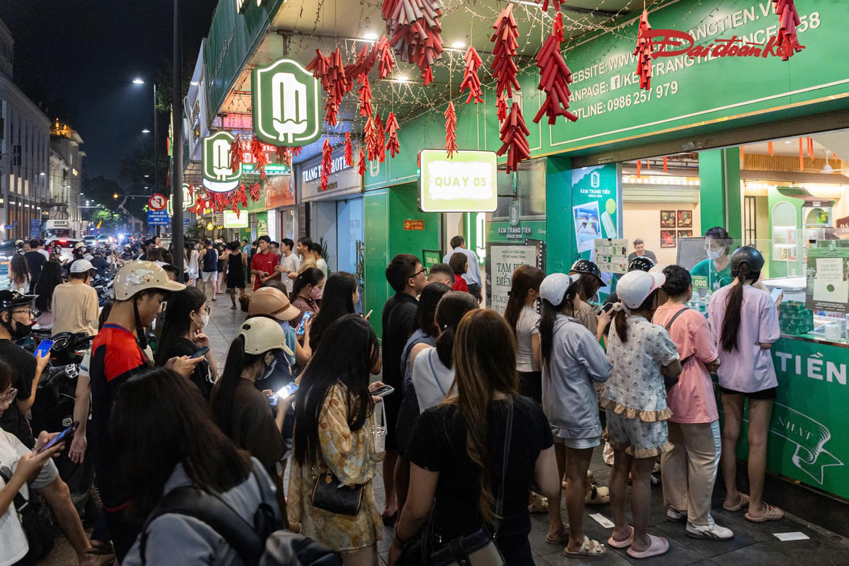Kem Tràng Tiền trước ngày đóng cửa: Khách xếp hàng kín vỉa hè, tranh thủ lưu kỷ niệm