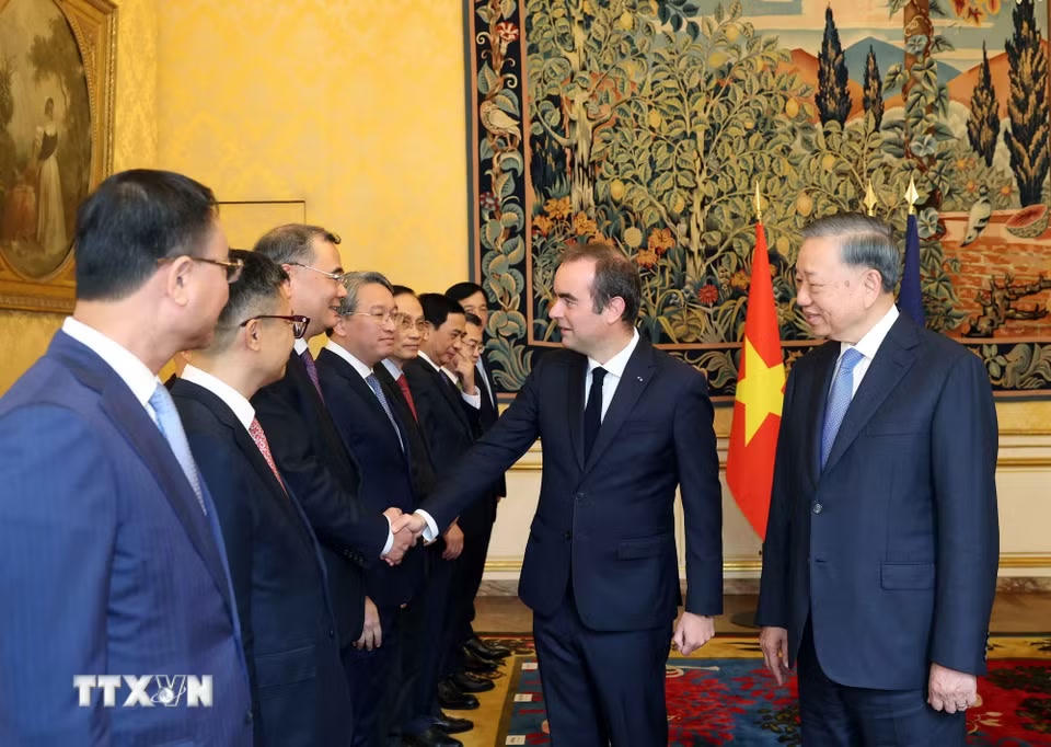 Tổng Bí thư, Chủ tịch nước Tô Lâm giới thiệu thành viên đoàn cấp cao Việt Nam với Thủ tướng Pháp Sébastien Lecornu. (Ảnh: Thống Nhất/TTXVN)