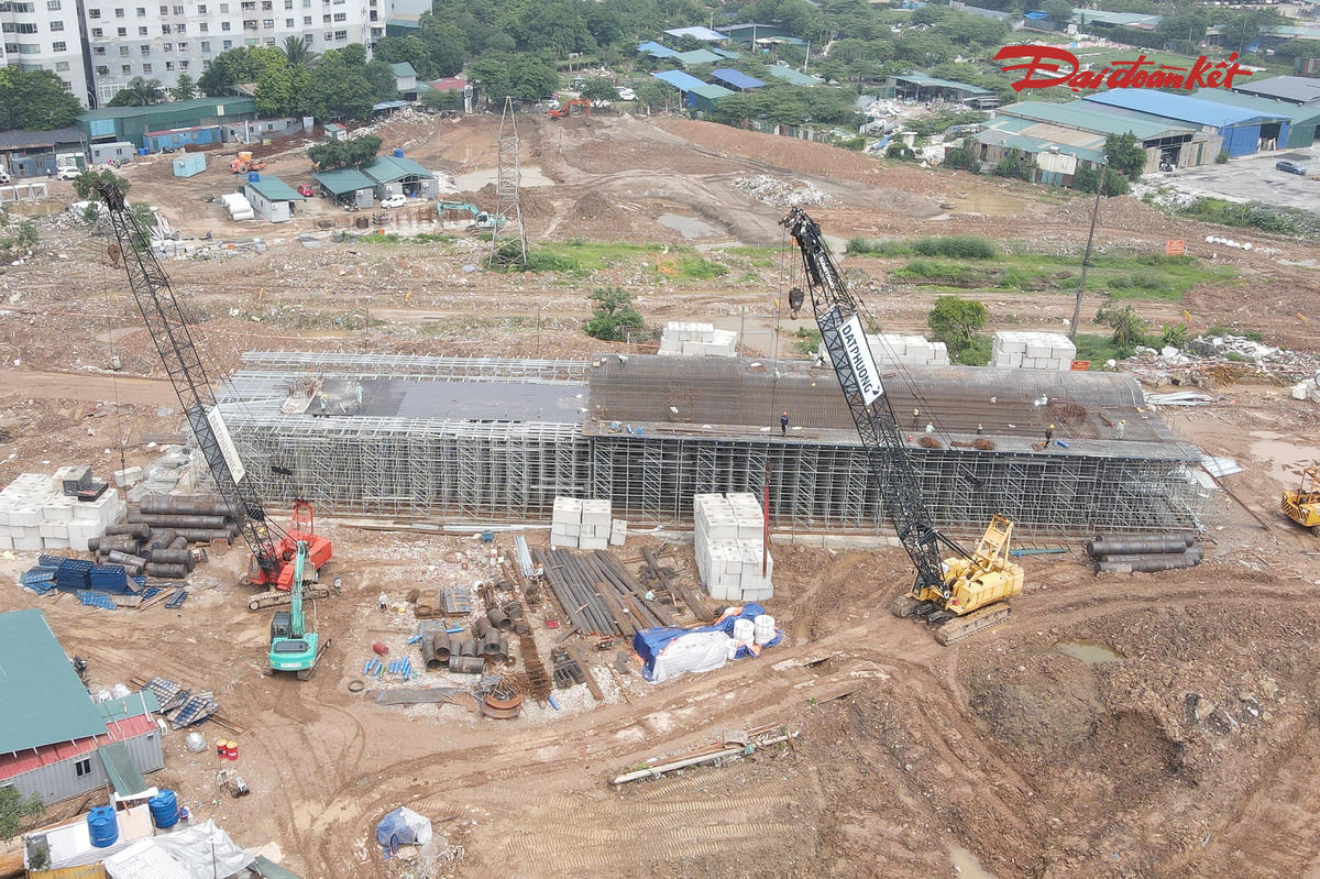 Hiện nhà thầu đang tiến hành thử tải, lắp dựng cốp pha, gia công và lắp đặt cốt thép để chuẩn bị cho công tác đúc dầm cầu trực tiếp tại công trường.