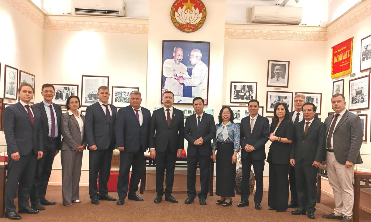 Các đại biểu chụp ảnh lưu niệm