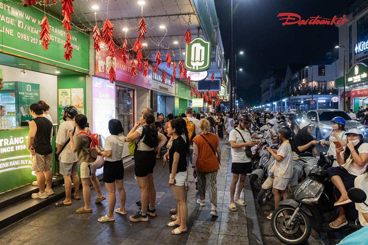 Kem Tràng Tiền trước ngày đóng cửa: Khách xếp hàng kín vỉa hè, tranh thủ lưu kỷ niệm