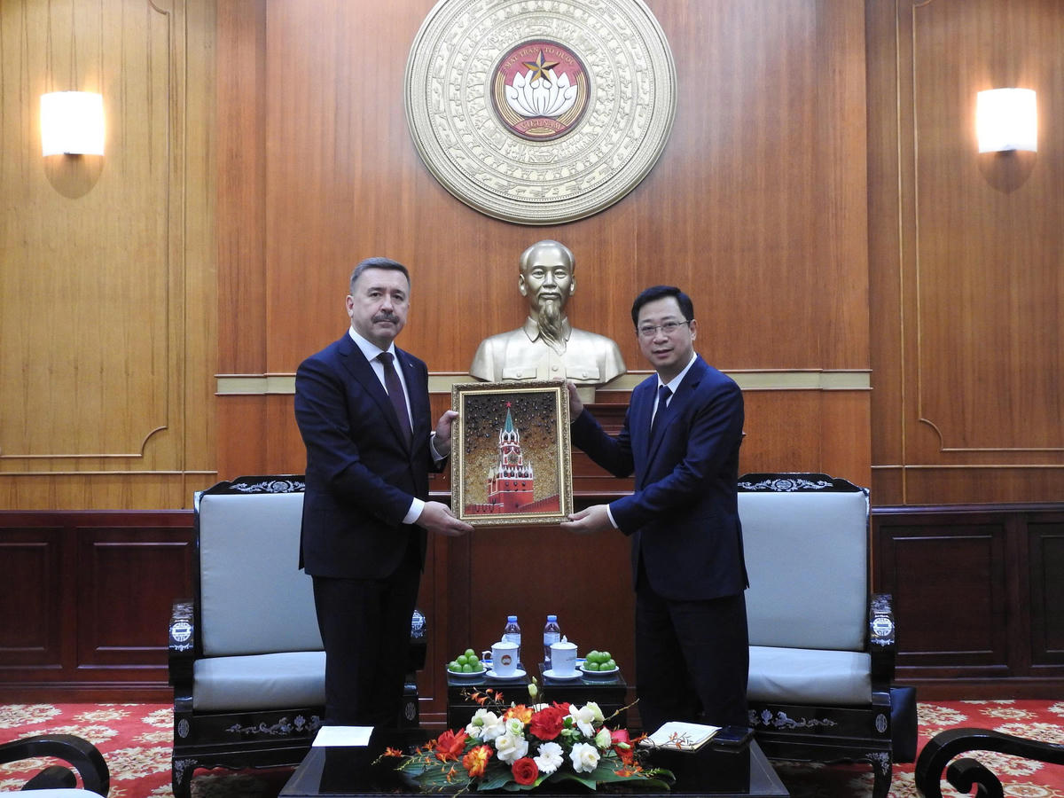 Ông Sergey Ivanovich Chernogaev Chủ tịch Liên hiệp Công đoàn Độc lập Nga tặng quà lưu niệm tới ông Cao Xuân Thạo, Phó Chủ tịch Ủy ban Trung ương MTTQ Việt Nam trao biểu trưng của MTTQ Việt Nam