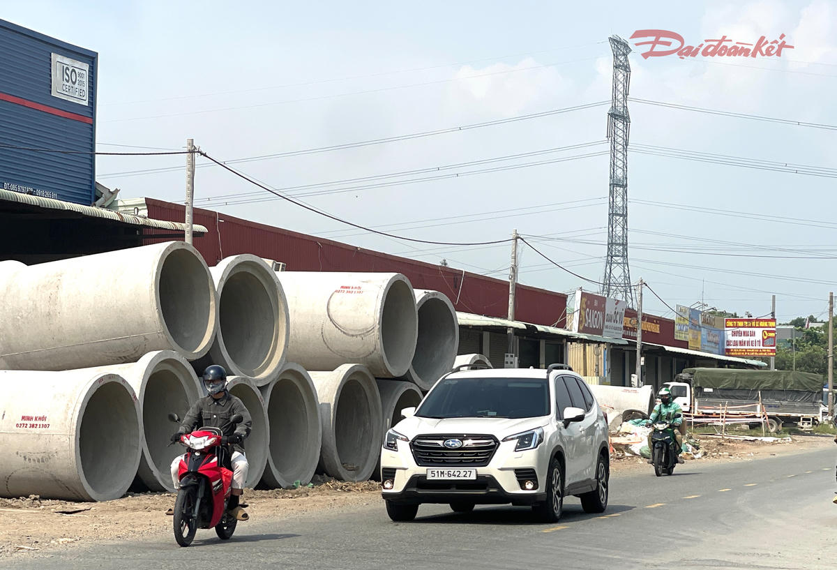 Dọc chiều dài dự án đi qua hiện đang thực hiện việc lắp đặt cống thoát nước. Vật liệu, máy móc thi công song song nhiều hạng mục. Ảnh: Đ.Xá.