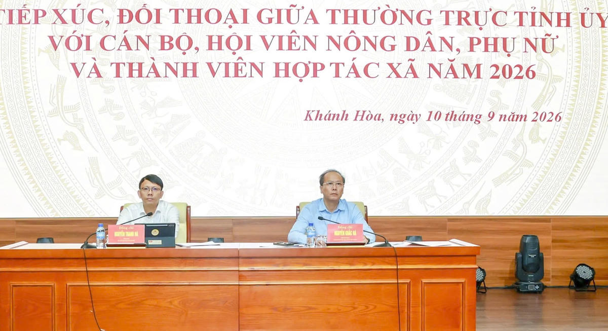Ông Nguyễn Khắc Hà, Phó Bí thư Tỉnh ủy, Chủ tịch Ủy ban MTTQ Việt Nam tỉnh Khánh Hòa và ông Nguyễn Thanh Hà, Phó Chủ tịch UBND tỉnh  Khánh Hòa chủ trì hội nghị.