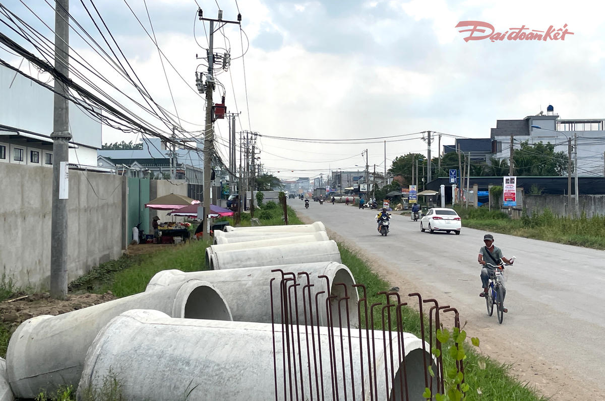 Theo tìm hiểu của chúng tôi, hiện dự án vẫn đang gặp vướng liên quan tới mặt bằng do một số trụ điện, cáp viễn thông chưa di dời. Ảnh: Đ.Xá.