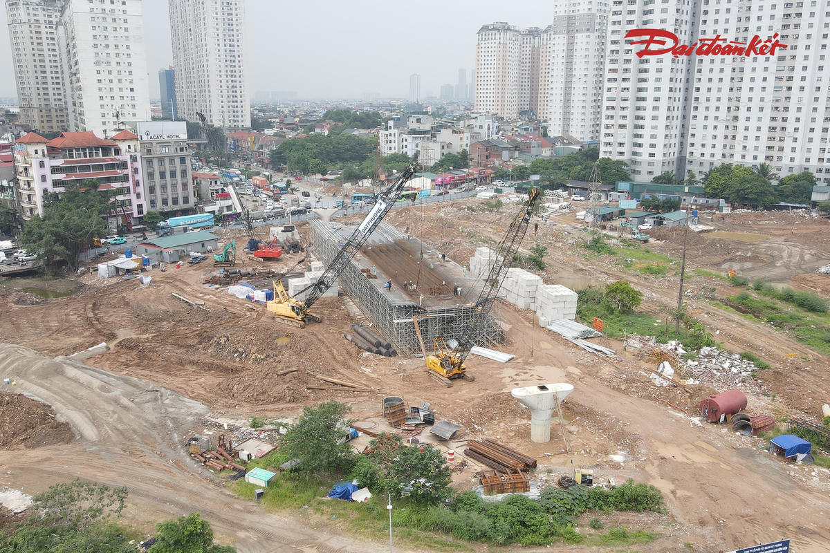 Theo ghi nhận của PV Báo Đại đoàn kết sáng 10/9 tại công trường, dự án nút giao Phạm Tu - đường 70 đang được triển khai với nhiều mũi thi công đồng loạt. Không khí thi công diễn ra khẩn trương, các hạng mục cầu vượt và hạ tầng kỹ thuật từng bước được hoàn thiện.