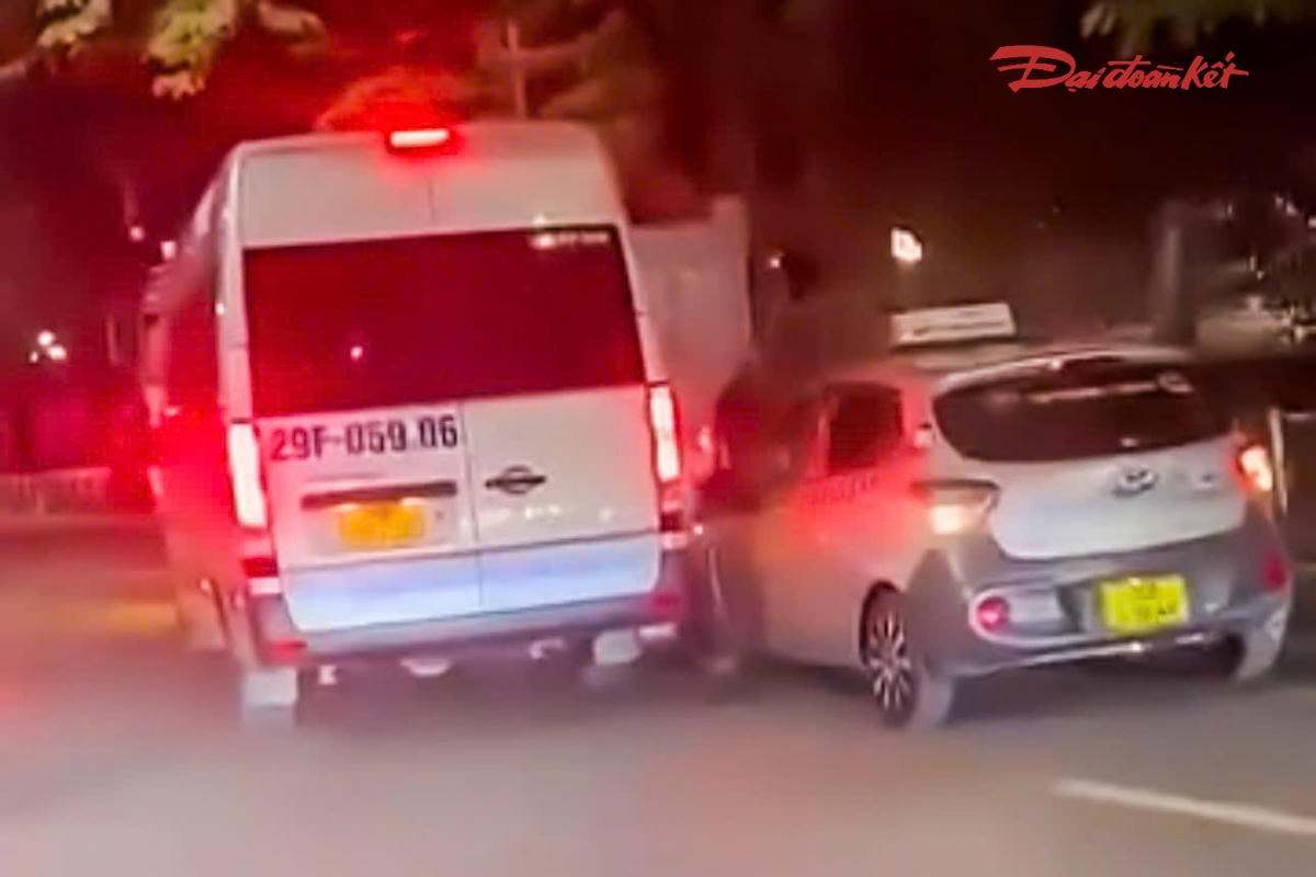 Hình ảnh hai xe ô tô chèn ép nhau trên đường Giải Phóng được đăng trên MXH.