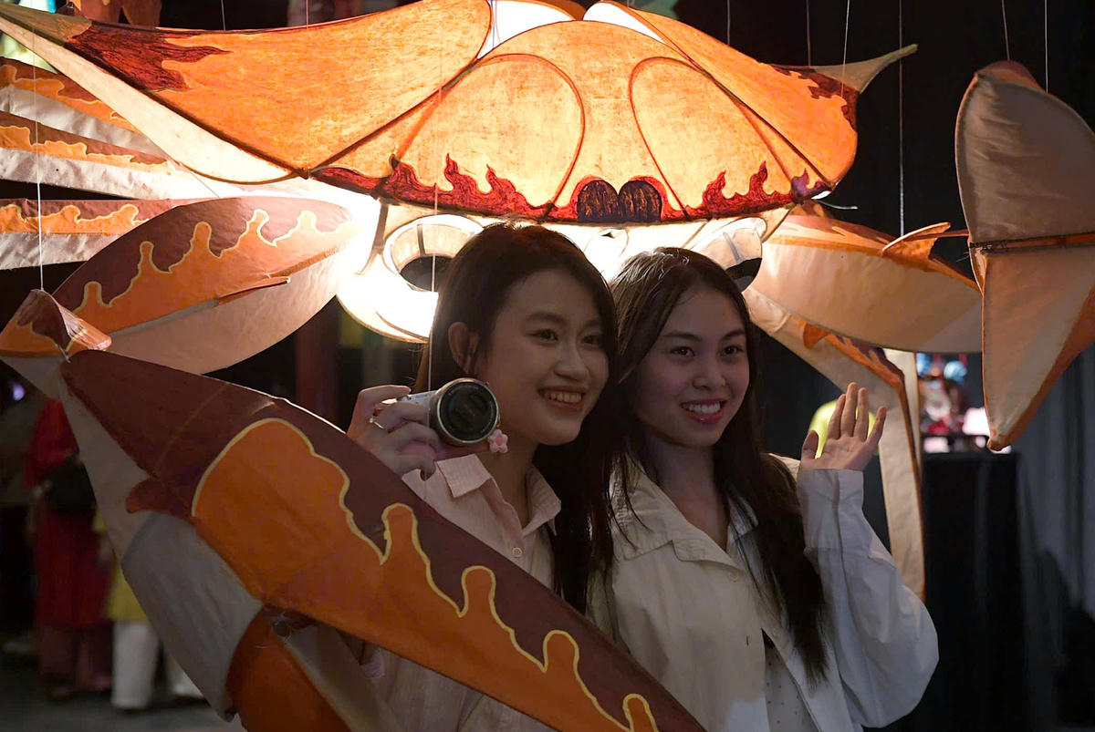 Các bạn trẻ check-in bên những đồ chơi trung thu truyền thống.