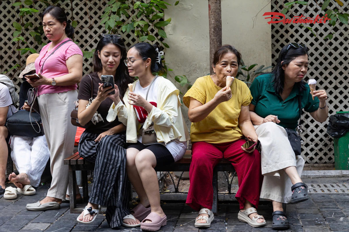 Kem Tràng Tiền trước ngày đóng cửa: Khách xếp hàng kín vỉa hè, tranh thủ lưu kỷ niệm
