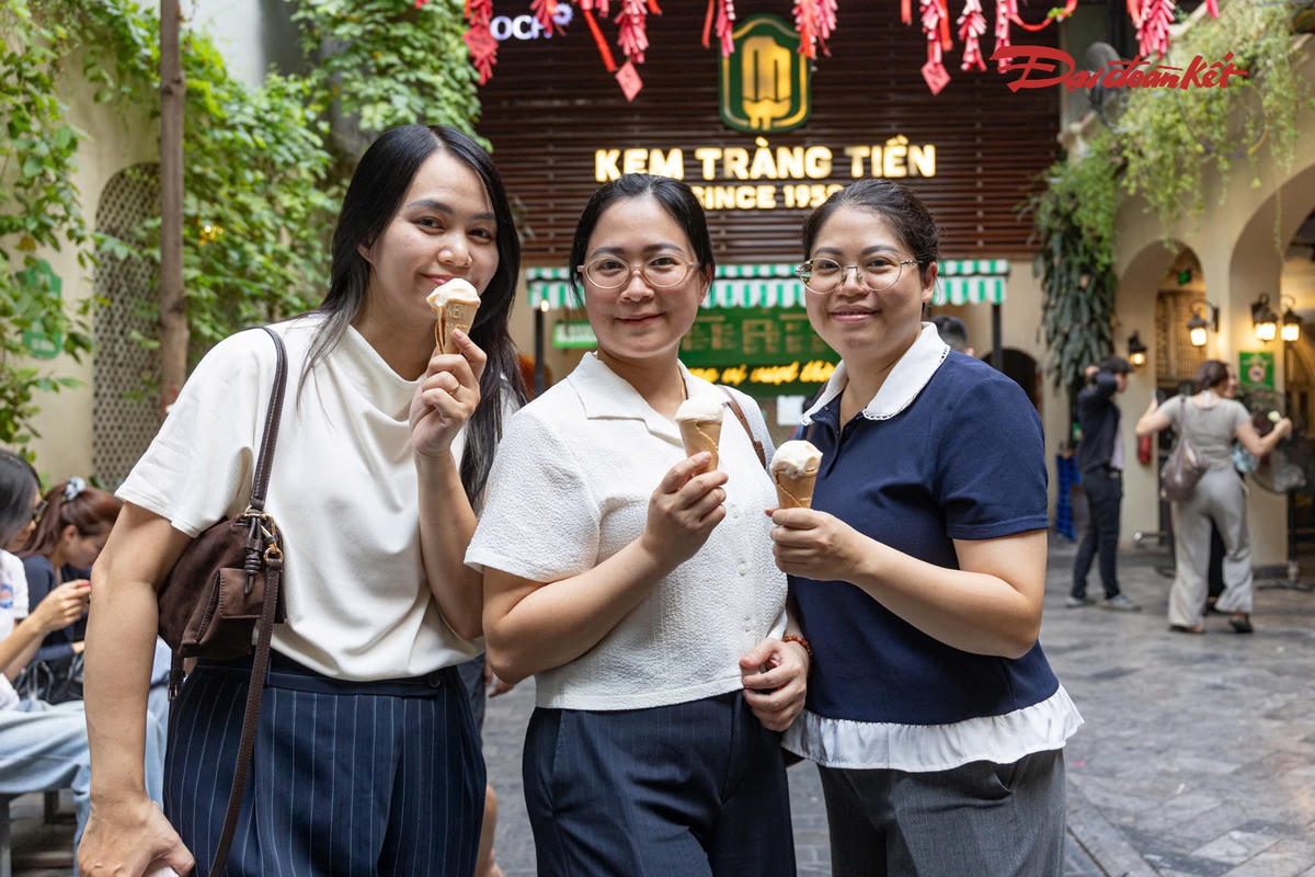 Kem Tràng Tiền trước ngày đóng cửa: Khách xếp hàng kín vỉa hè, tranh thủ lưu kỷ niệm