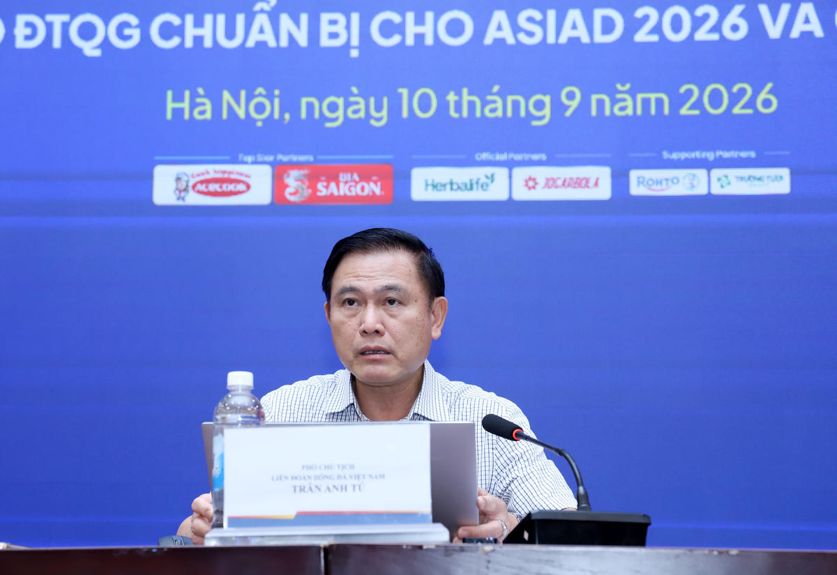 Ông Trần Anh Tú, Phó Chủ tịch VFF tại buổi trao đổi thông tin.