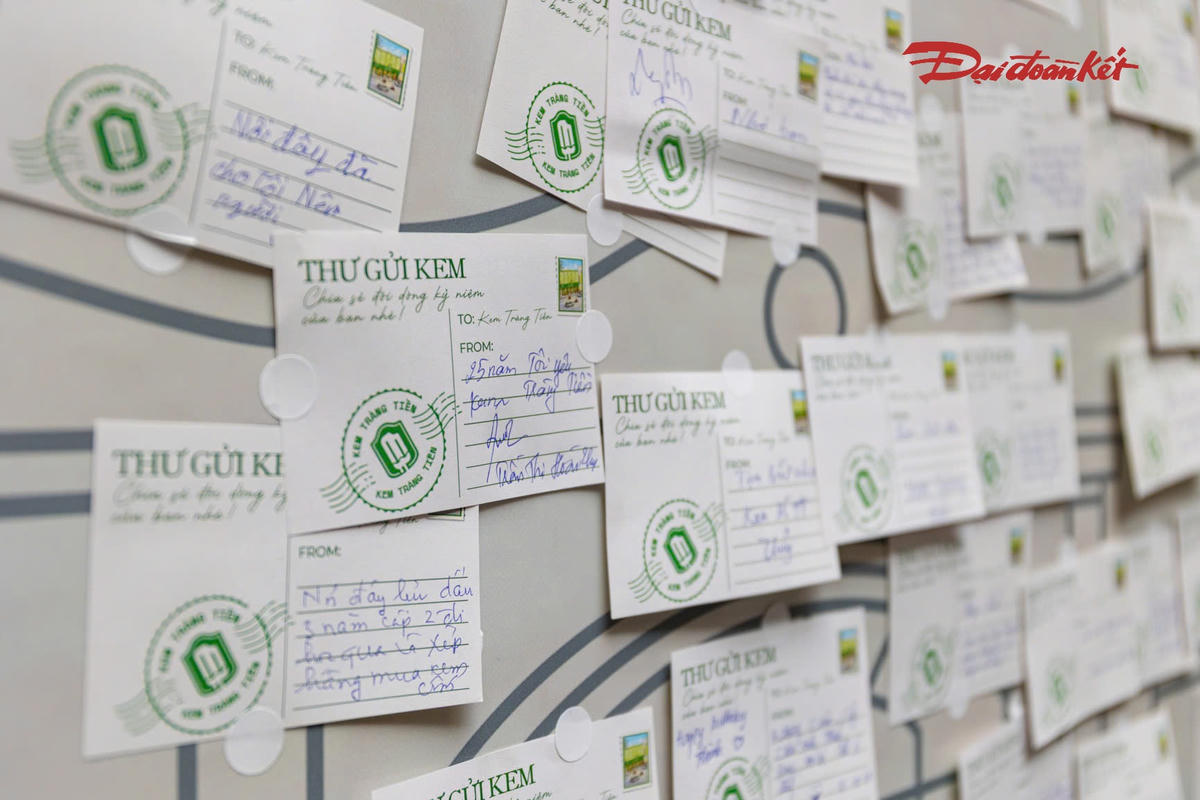 Kem Tràng Tiền trước ngày đóng cửa: Khách xếp hàng kín vỉa hè, tranh thủ lưu kỷ niệm