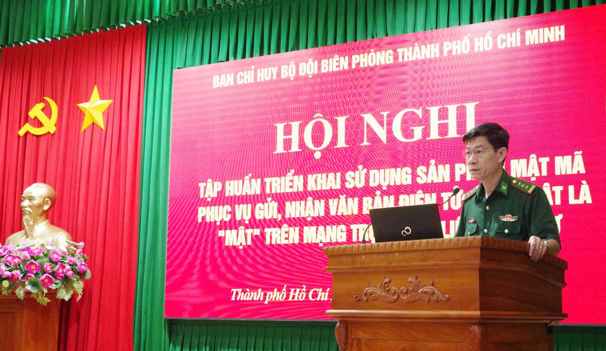 Thượng tá Trịnh Hoàng Hùng, Phó Tham mưu trưởng Ban Chỉ huy BĐBP TPHCM chủ trì hội nghị tập huấn. Ảnh: Lương Kiểm.