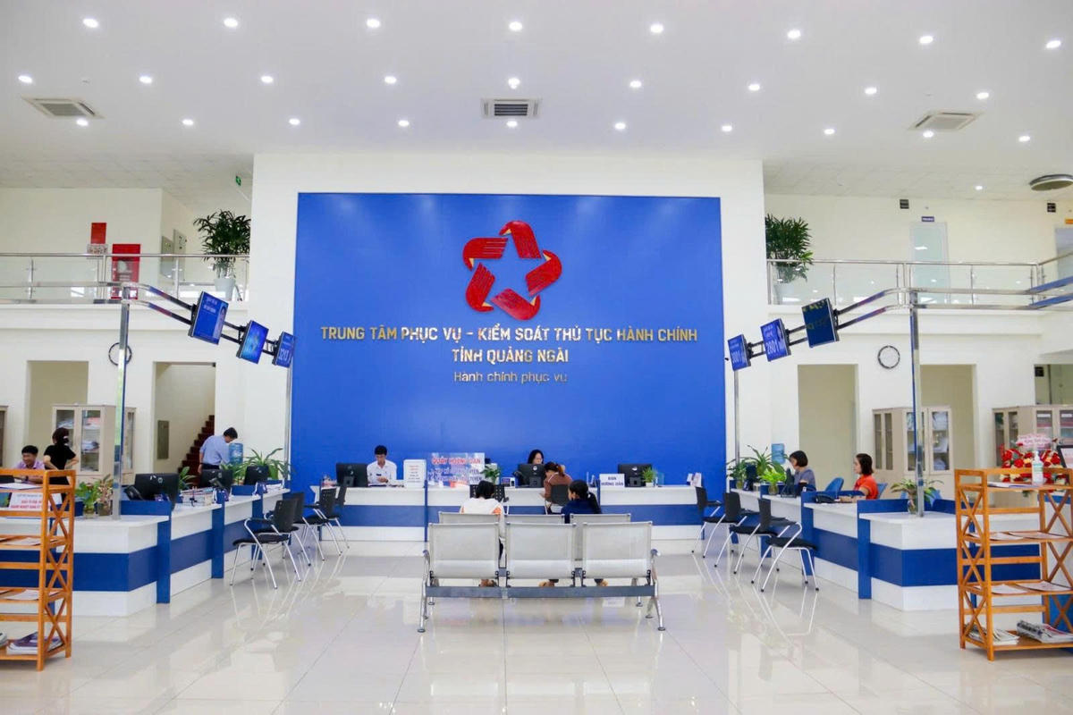 Một góc Trung tâm phục vụ, kiểm soát thủ tục hành chính tỉnh Quảng Ngãi. Ảnh: BT.
