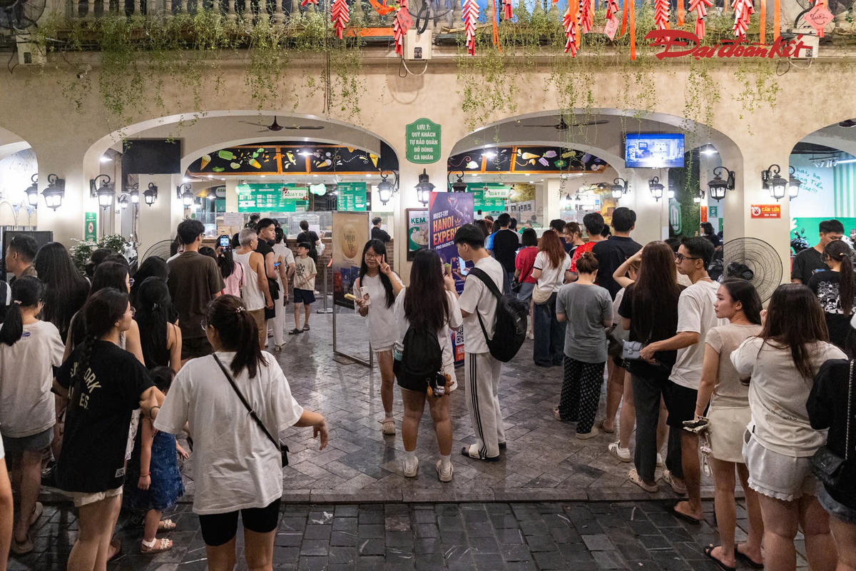 Kem Tràng Tiền trước ngày đóng cửa: Khách xếp hàng kín vỉa hè, tranh thủ lưu kỷ niệm
