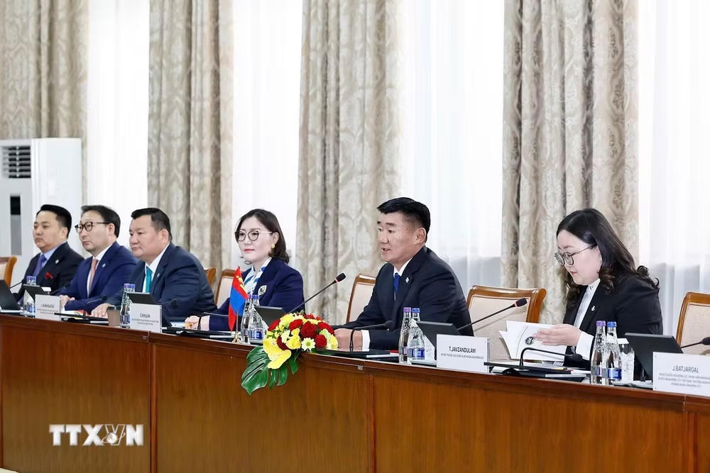 ttxvn-chu-tich-quoc-hoi-tran-thanh-man-hoi-dam-voi-chu-tich-quoc-hoi-mong-co-sandag-byambatsogt-5.jpg