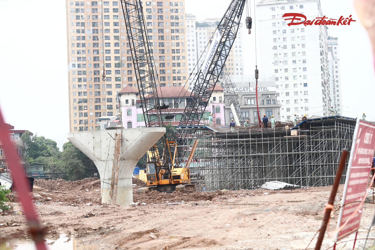 Với việc các trụ cầu đã hình thành và công trường đang chuẩn bị cho công đoạn đúc dầm, dự án đang bước vào giai đoạn thi công quan trọng, hướng tới mục tiêu hoàn thành toàn bộ công trình trong năm 2026.