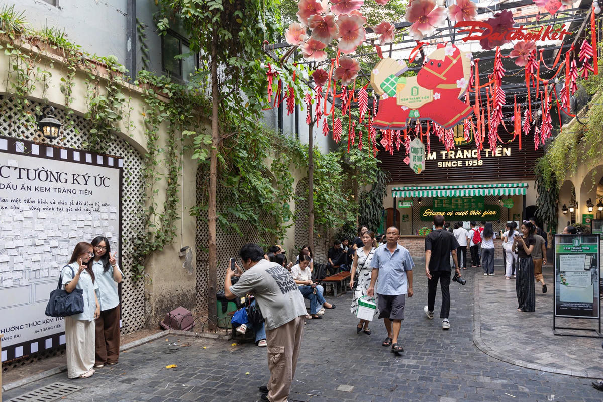Bạn Nguyễn Hoài Thu, trú phường Thanh Xuân cho biết: “Từ nhỏ mình đã được bố mẹ đưa đến Tràng Tiền ăn kem mỗi lần lên Hồ Gươm. Biết cửa hàng sắp đóng cửa nên hôm nay mình tranh thủ đến ăn và chụp ảnh lưu niệm".