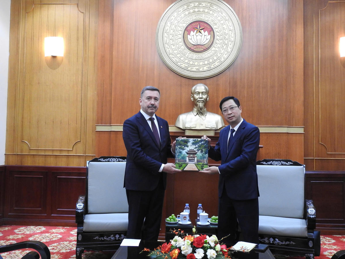 Ông Cao Xuân Thạo, Phó Chủ tịch Ủy ban Trung ương MTTQ Việt Nam tặng quà lưu niệm của MTTQ Việt Nam tới ông Sergey Ivanovich Chernogaev Chủ tịch Liên hiệp Công đoàn Độc lập Nga