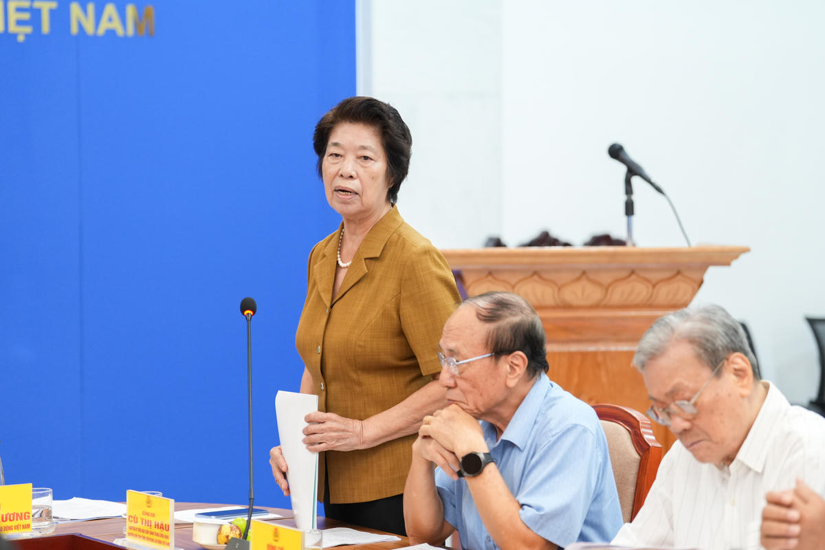 Bà Cù Thị Hậu, Nguyên Ủy viên Trung ương Đảng, nguyên Chủ tịch Tổng LĐLĐ Việt Nam đóng góp ý kiến tại hội thảo. Ảnh: Hữu Chánh