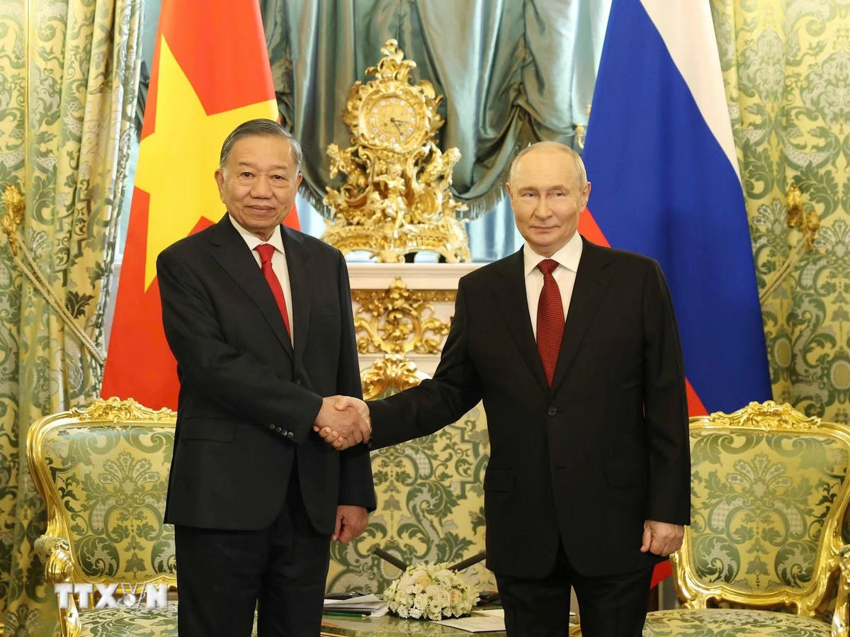 Tổng Bí thư, Chủ tịch nước Tô Lâm và Tổng thống Nga Vladimir Putin chụp ảnh chung trước hội đàm. (Ảnh: Thống Nhất/TTXVN)