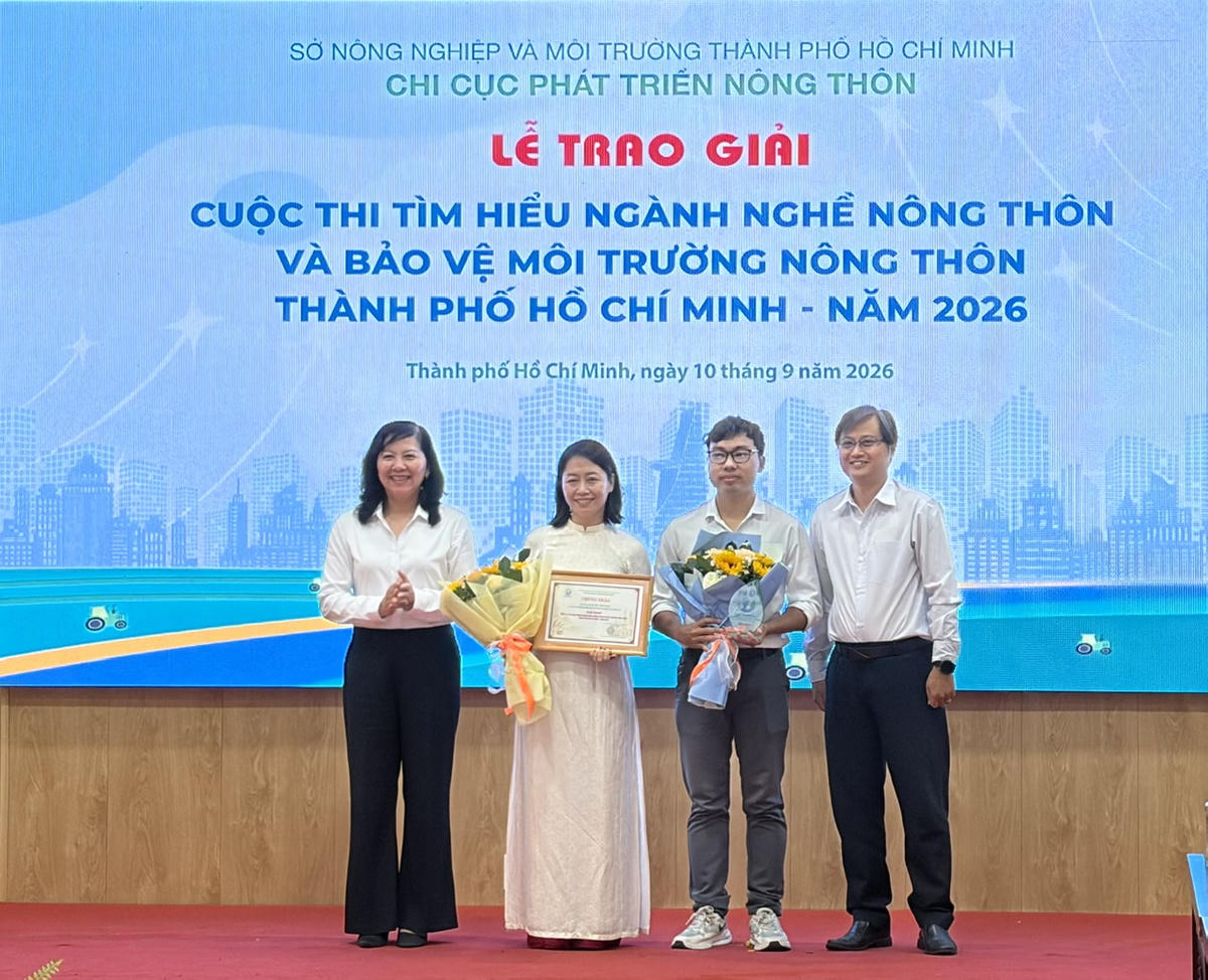 Ban Giám khảo trao giải nhất cho thể loại phóng sự truyền hình với tác phẩm: Nông dân Đặc khu Côn Đảo kể chuyện sản xuất xanh. Ảnh: V.Phong