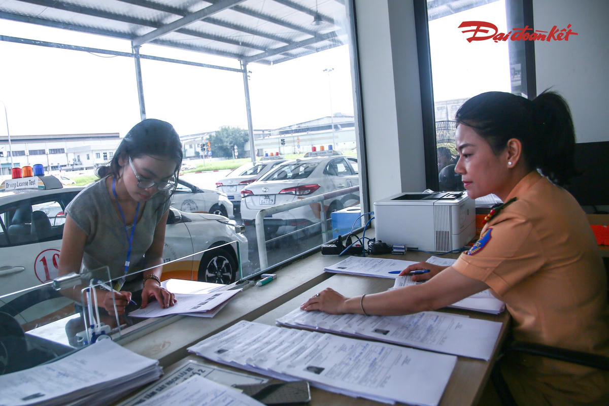 Ngay từ sáng sớm, các thí sinh có mặt tại trung tâm để làm thủ tục. Trước khi bước vào phần thi lý thuyết, thí sinh được cán bộ coi thi kiểm tra theo quy định. Các thiết bị điện tử phải được để bên ngoài phòng thi nhằm bảo đảm kỳ sát hạch diễn ra nghiêm túc, khách quan, phòng ngừa gian lận.