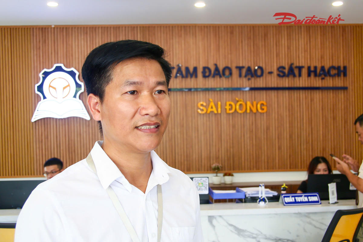 Ông Nguyễn Văn Bích, Phó Giám đốc Trung tâm sát hạch lái xe thuộc Công ty cổ phần Vận tải ô tô số 2 cho biết, trung tâm thường xuyên phối hợp với Phòng CSGT trong xây dựng kế hoạch, chuẩn bị cơ sở vật chất, phương tiện, sân sát hạch, hệ thống thiết bị chấm điểm và các điều kiện phục vụ kỳ thi.
