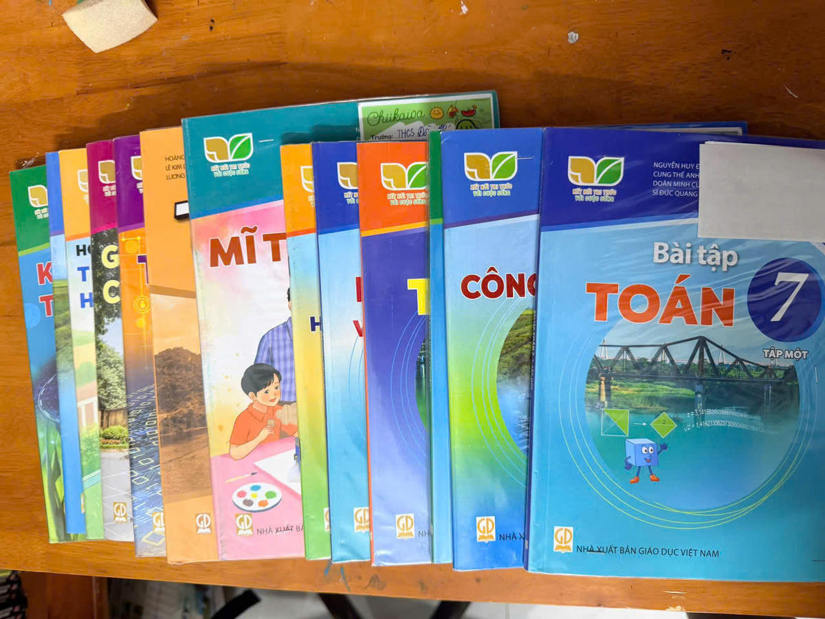 Sách giáo khoa lớp 7. Ảnh minh họa.