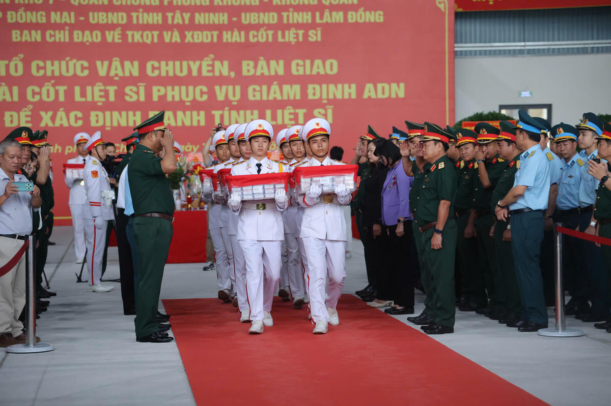 Vận chuyển 13.563 mẫu hài cốt liệt sĩ từ TPHCM ra Hà Nội để giám định ADN