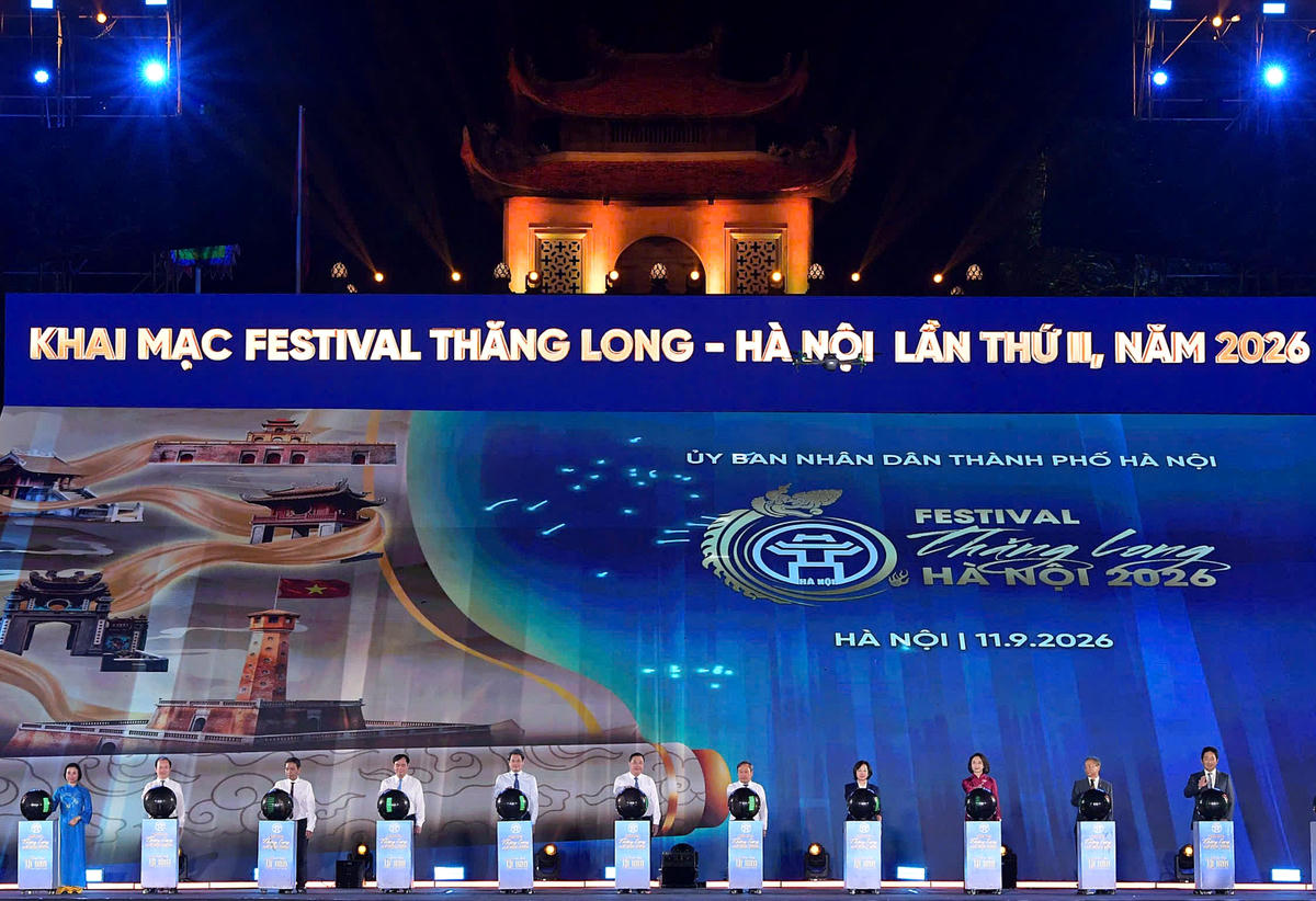 Các đại biểu thực hiện nghi thức khai mạc.