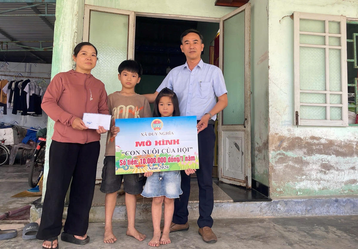 Hai con của chị Loan được tiếp sức từ mô hình Con nuôi của Hội Nông dân xã Duy Nghĩa. Ảnh: TM.