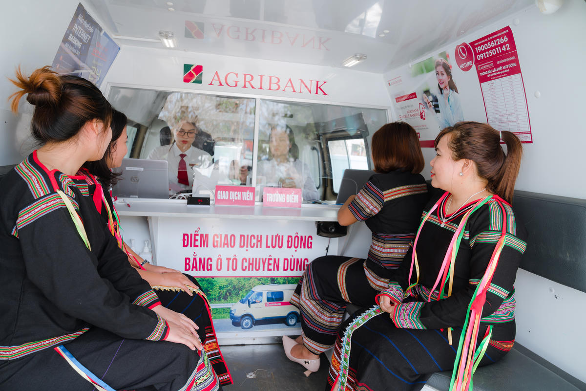 Điểm giao dịch lưu động bằng ô tô chuyên dùng của Agribank góp phần đưa nguồn vốn và các dịch vụ ngân hàng đến gần hơn với người dân khu vực nông thôn, vùng sâu, vùng xa.