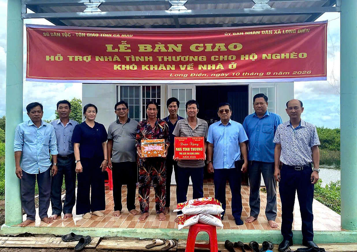 Lãnh đạo sở Dân tộc và Tôn giáo tỉnh Cà Mau cùng đại diện UBND xã Long Điền bàn giao nhà tình thương cho hộ ông Nguyễn Văn Trưởng ở ấp Doanh Điền. Ảnh: ĐT