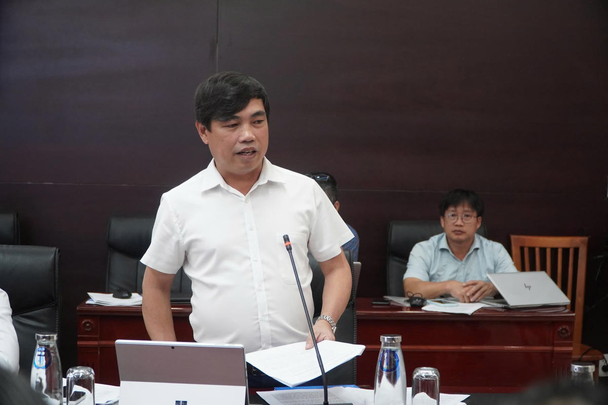 Giám đốc Ban Quản lý dự án Đầu tư xây dựng các công trình giao thông và nông nghiệp Đà Nẵng Nguyễn Văn Thường báo cáo công tác giải ngân vốn đầu tư công. Ảnh: Nguyễn Tú.
