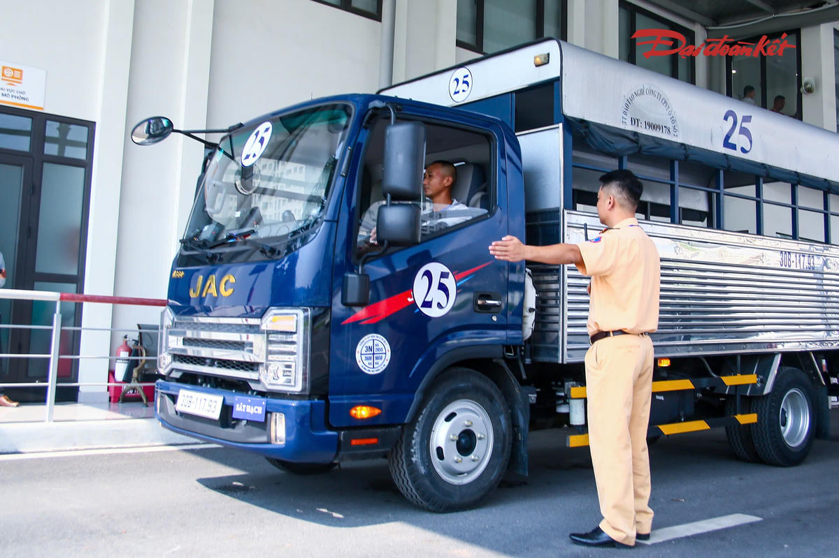 Tại trung tâm, các phương tiện phục vụ sát hạch, thiết bị chấm điểm và các điều kiện an toàn được kiểm tra trước kỳ thi. Cán bộ kỹ thuật được bố trí để kịp thời xử lý những vấn đề phát sinh trong quá trình tổ chức.