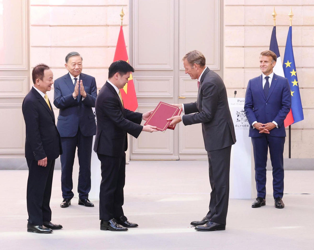 Ông Đỗ Quang Hiển, Nhà sáng lập, Chủ tịch Điều hành T&T Group, cùng ông Đỗ Vinh Quang, Phó Chủ tịch T&T Group, Chủ tịch Vietravel Airlines và ông Wouter van Wersch, Chủ tịch Airbus International trao thỏa thuận hợp tác mua 50 máy bay thế hệ mới. Ảnh: T&T Group