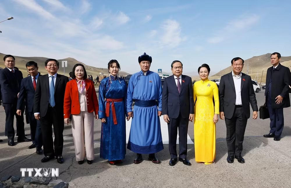 ttxvn-chu-tich-quoc-hoi-tran-thanh-man-va-phu-nhan-tham-quan-thao-nguyen-mong-co-9018053-15.jpg