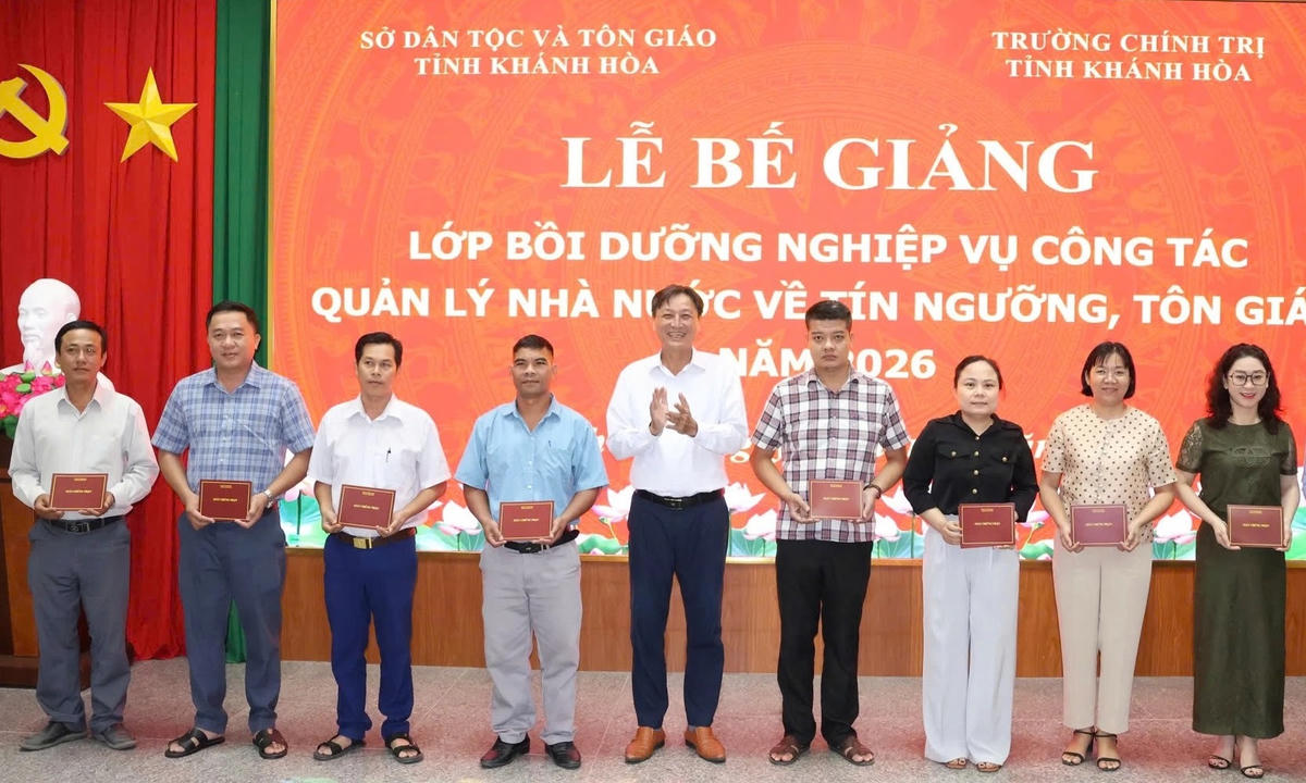 Sở Dân tộc và Tôn giáo tỉnh Khánh Hòa trao giấy chứng nhận hoàn thành chương trình cho các học viên tại buổi lễ.