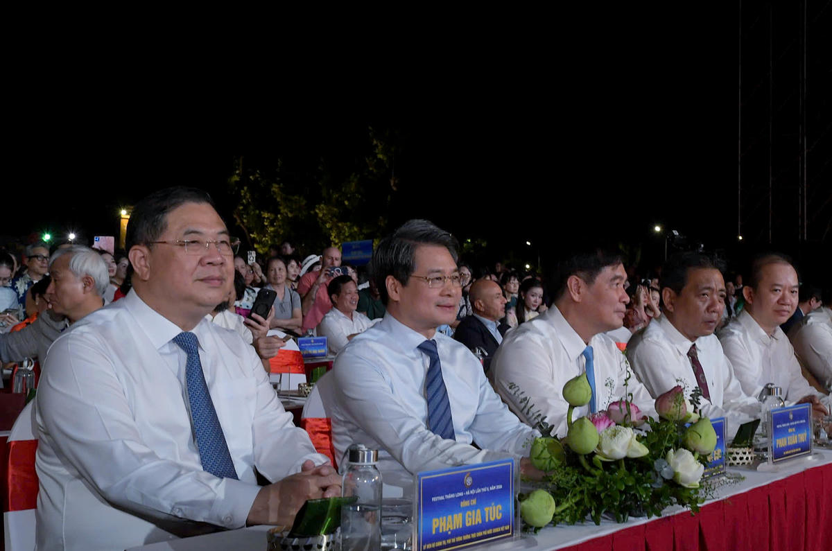 Dự chương trình có Ủy viên Bộ Chính trị, Phó Thủ tướng Thường trực Chính phủ Phạm Gia Túc; Phó Bí thư chuyên trách Đảng ủy Mặt trận Tổ quốc Việt Nam Nguyễn Quang Đức và Phó Bí thư Thành ủy, Chủ tịch UBND thành phố Hà Nội Vũ Đại Thắng. Cùng đại diện lãnh đạo các cơ quan Trung ương, địa phương; các đại sứ, trưởng cơ quan đại diện ngoại giao, tổ chức quốc tế.