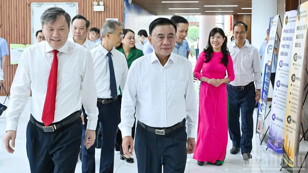 Đồng chí Trần Cẩm Tú, Ủy viên Bộ Chính trị, Thường trực Ban Bí thư, Bí thư Đảng ủy các cơ quan Đảng Trung ương thăm và làm việc với Đảng ủy Viện Hàn lâm Khoa học xã hội Việt Nam. (Ảnh: THỦY NGUYÊN).