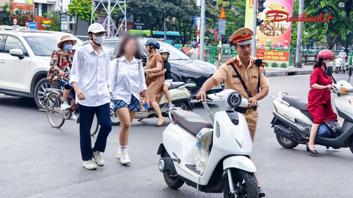 Lực lượng CSGT kiểm tra, xử lý học sinh vi phạm quy định về trật tự, an toàn giao thông trên địa bàn Hà Nội.