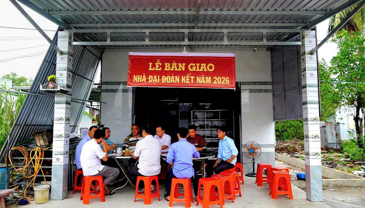 Tỉnh Cà Mau huy động sức mạnh của cả hệ thống chính trị cùng các nguồn từ cộng đồng hoàn thành xây dựng và bàn giao 1.069 căn nhà cho hộ nghèo, hộ cận nghèo và con đẻ của người hoạt động kháng chiến nhiễm chất độc hóa học. Ảnh: Nguyên Du