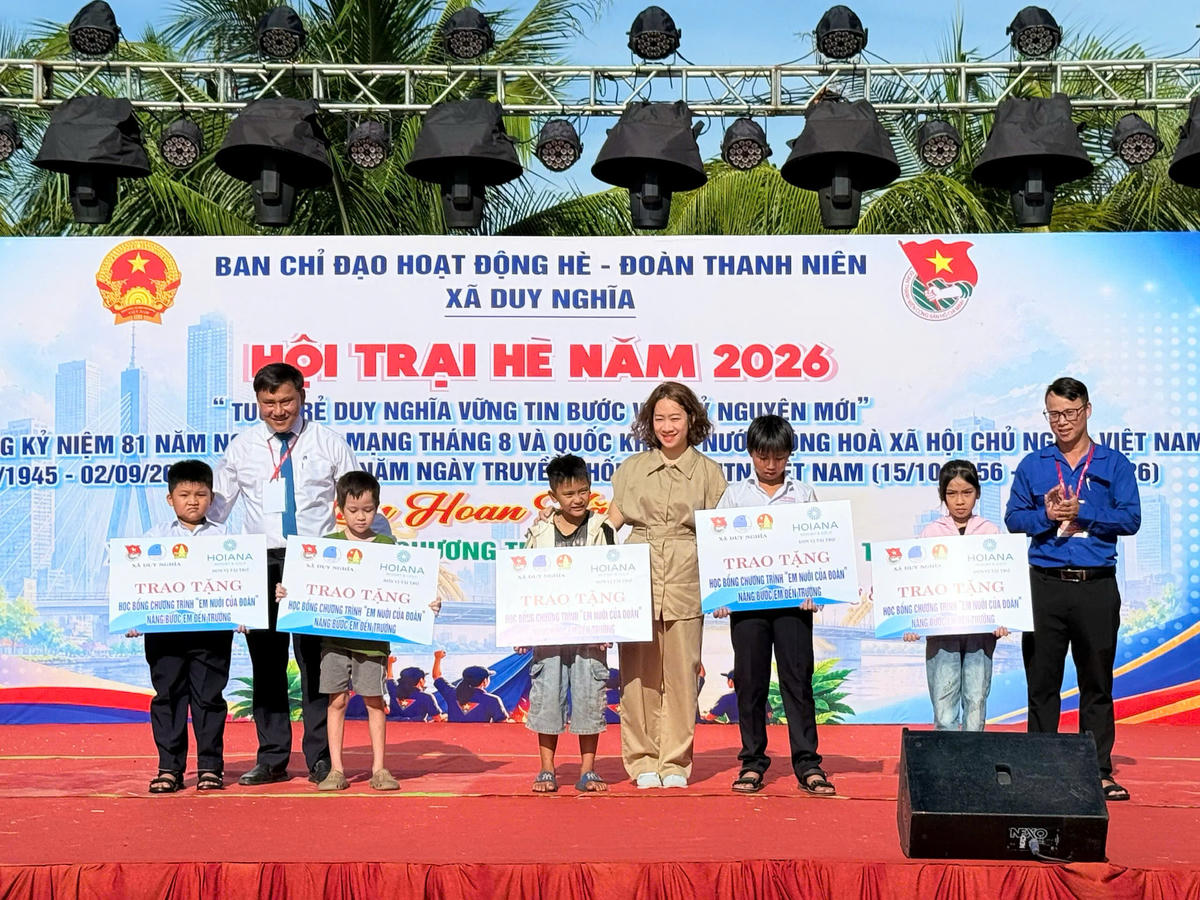 Các công ty, doanh nghiệp trên địa bàn xã Duy Nghĩa trao hỗ trợ cho học sinh khó khăn. Ảnh: MT.