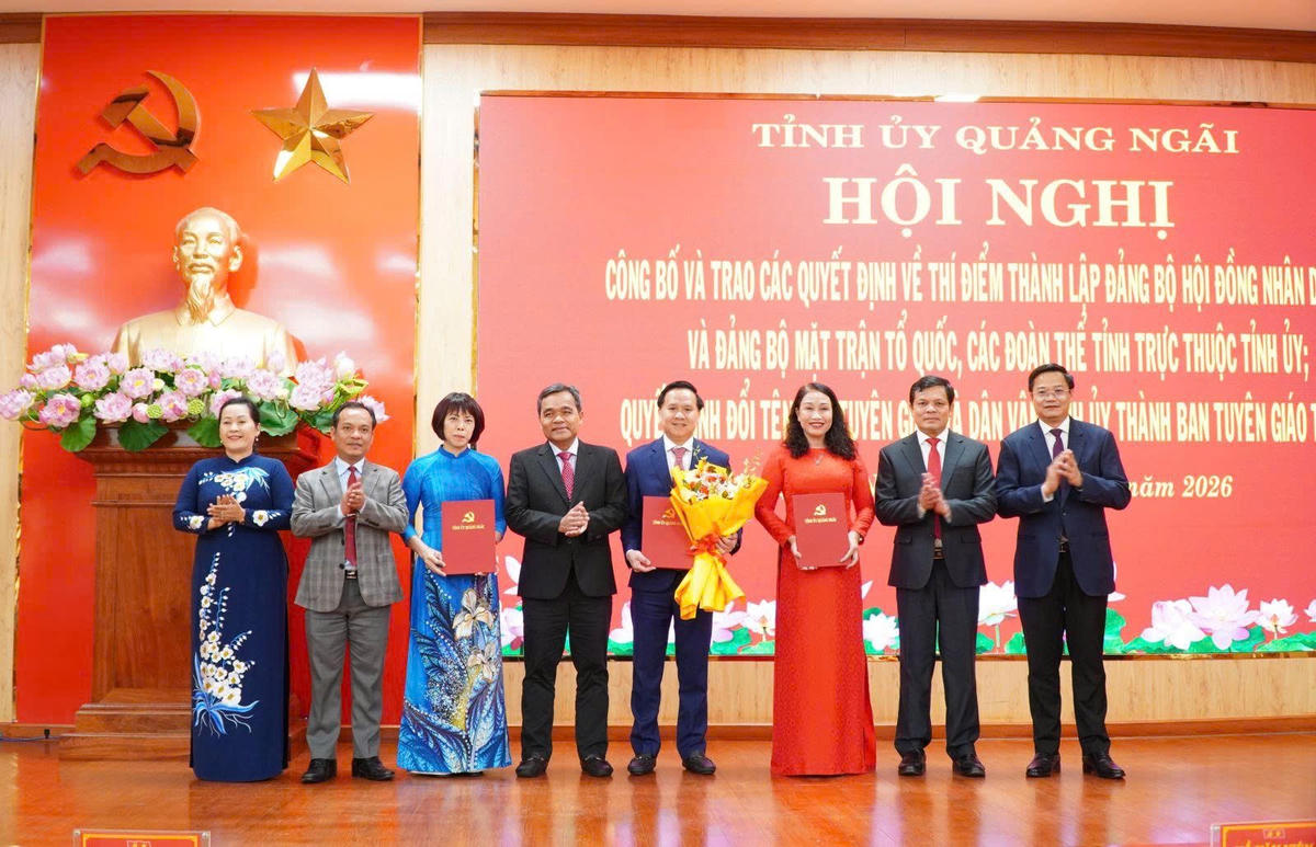 Lãnh đạo tỉnh Quảng Ngãi trao các quyết định về thí điểm thành lập Đảng bộ HĐND tỉnh; Đảng bộ Mặt trận Tổ quốc, các đoàn thể tỉnh trực thuộc Tỉnh ủy và đổi tên Ban Tuyên giáo và Dân vận Tỉnh ủy thành Ban Tuyên giáo Tỉnh ủy. Ảnh: BT.