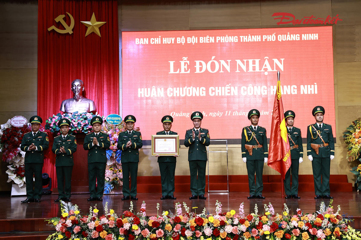 Thừa ủy quyền của Chủ tịch nước, Trung tướng Vũ Trung Kiên, Tư lệnh Bộ đội Biên phòng Việt Nam trao Huân chương Chiến công hạng Nhì cho tập thể Ban chỉ huy BĐBP TP Quảng Ninh vì đã có thành tích đặc biệt xuất sắc trong đấu tranh chuyên án QN526. Ảnh: Ngọc Anh